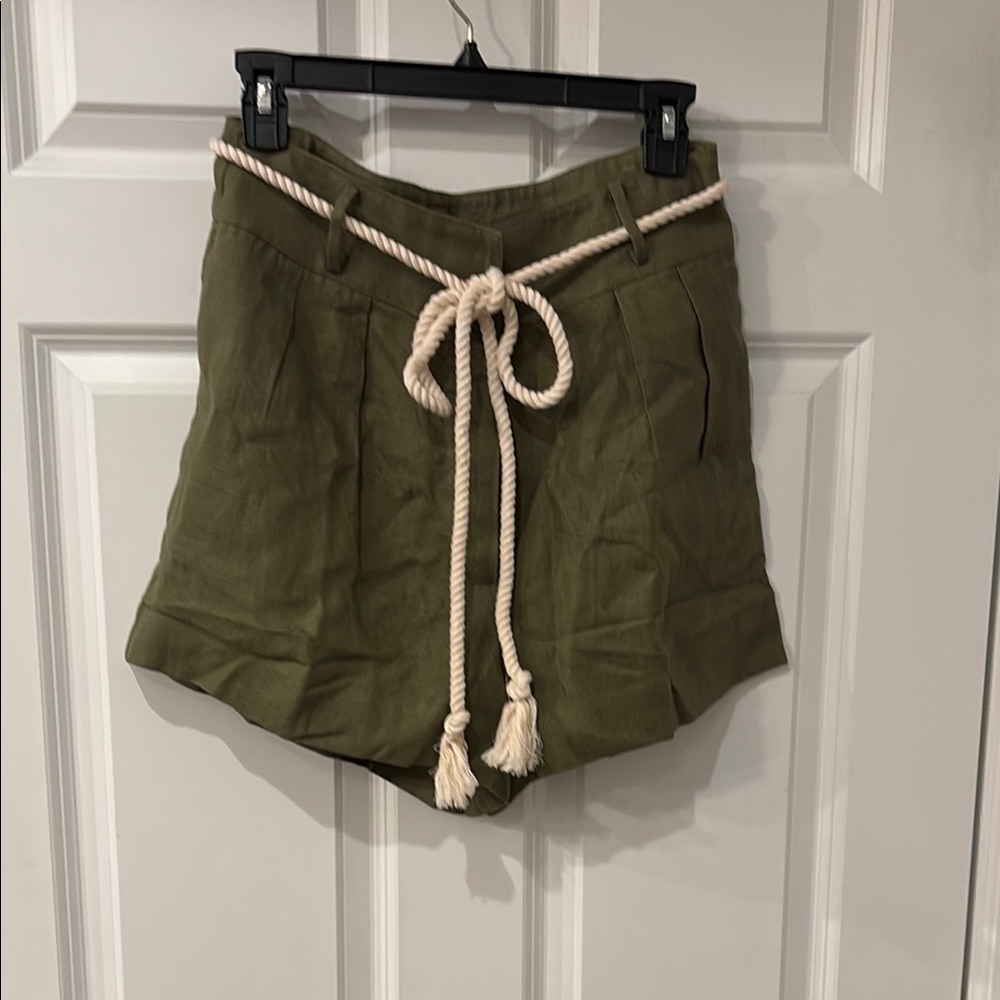 (NWT) High waisted linen shorts in olive